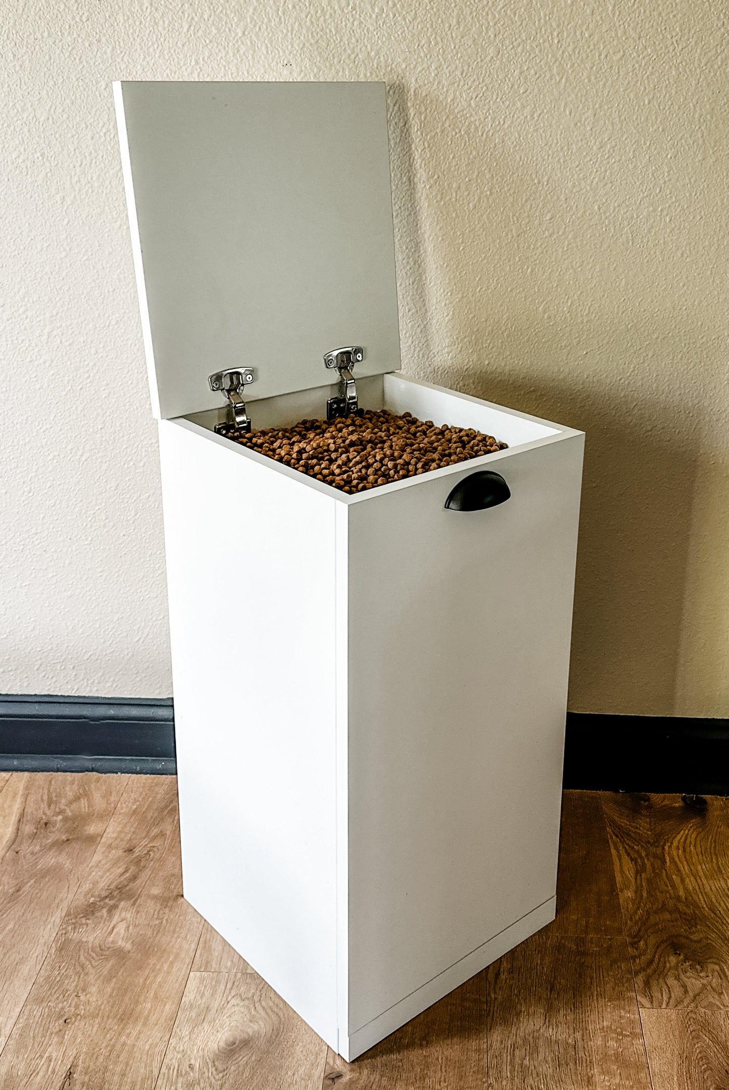 Single Minimalist Style Pet Food Storage in White